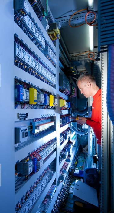 servicemonteur-beenen-bij-besturingskast-683x1024-1